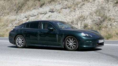 De voor 2009 aangekondigde Porsche Panamera laat ook steeds meer van zijn camouflage vallen. Dit exemplaar werd betrapt bij testwerk in Zuid-Frankrijk.