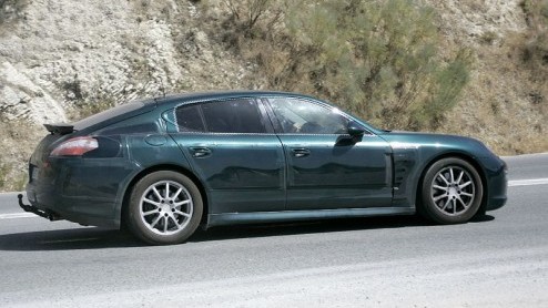 De voor 2009 aangekondigde Porsche Panamera laat ook steeds meer van zijn camouflage vallen. Dit exemplaar werd betrapt bij testwerk in Zuid-Frankrijk.