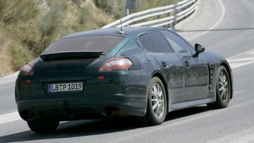 De voor 2009 aangekondigde Porsche Panamera laat ook steeds meer van zijn camouflage vallen. Dit exemplaar werd betrapt bij testwerk in Zuid-Frankrijk.