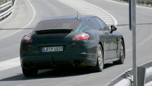 De voor 2009 aangekondigde Porsche Panamera laat ook steeds meer van zijn camouflage vallen. Dit exemplaar werd betrapt bij testwerk in Zuid-Frankrijk.