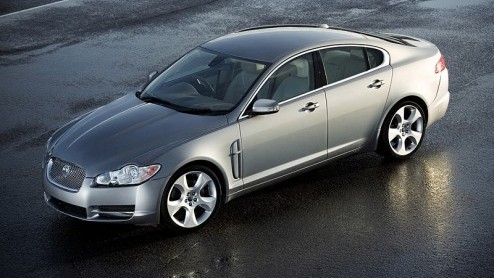Naarmate de show van Frankfurt nadert druppelt er meer nieuws binnen op onze burelen. We waren blij verrast al alle details van de Jaguar XF te mogen ontvangen. Zelfs de prijs hebben we al voor je: va