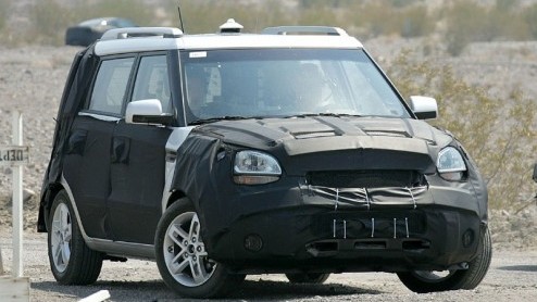 Kia gaat onverdroten verder met de uitbreiding van het modelgamma. Voor eind 2008 of begin 2009 staat de Soul op het programma, een wat vierkantige MPV-achtige creatie.