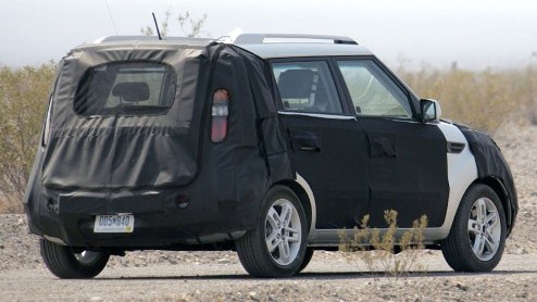 Kia gaat onverdroten verder met de uitbreiding van het modelgamma. Voor eind 2008 of begin 2009 staat de Soul op het programma, een wat vierkantige MPV-achtige creatie.