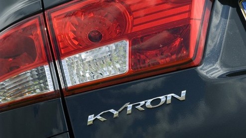 Het Koreaanse merk SsangYong is vooral bekend als 4x4 specialist en de daarbij horende kleine aantallen verkochte autos. Maar dat gaat de komende jaren ingrijpend veranderen en daar is de facelift va