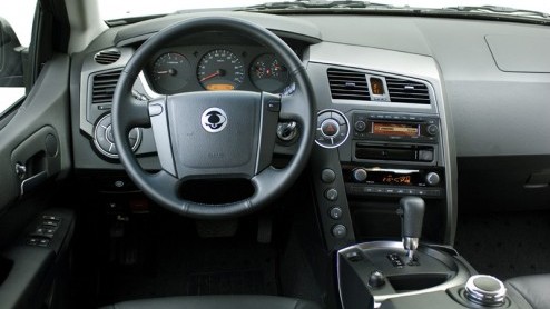 Het Koreaanse merk SsangYong is vooral bekend als 4x4 specialist en de daarbij horende kleine aantallen verkochte autos. Maar dat gaat de komende jaren ingrijpend veranderen en daar is de facelift va