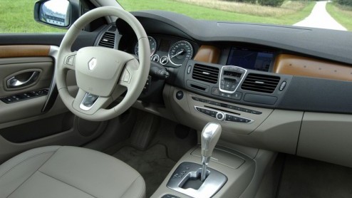 Commercieel gesproken is de Renault Laguna altijd een succes geweest, maar het huidige model heeft wel behoorlijk wat kritiek te verduren gehad vanwege kwaliteitsproblemen. In de nieuwe Laguna zet Ren
