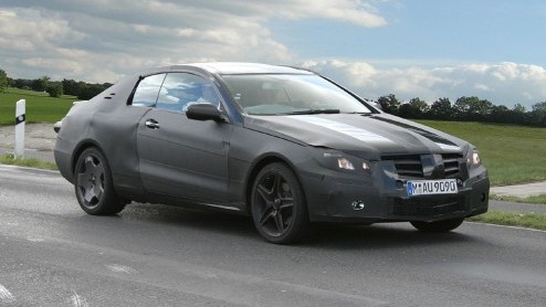 Even buiten Stuttgart werd onlangs voor de eerste keer de nieuwe Mercedes CLK betrapt. Hij is gebaseerd op de jongste C-klasse en komt er weer als coup en cabriolet.