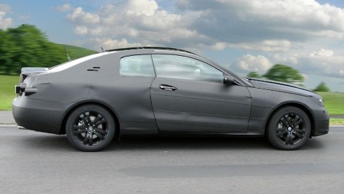 Even buiten Stuttgart werd onlangs voor de eerste keer de nieuwe Mercedes CLK betrapt. Hij is gebaseerd op de jongste C-klasse en komt er weer als coup en cabriolet.