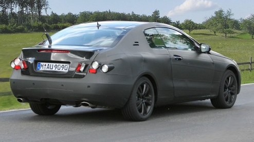 Even buiten Stuttgart werd onlangs voor de eerste keer de nieuwe Mercedes CLK betrapt. Hij is gebaseerd op de jongste C-klasse en komt er weer als coup en cabriolet.