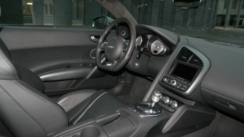 Audi heeft blijkbaar geen al te groot vertrouwen in de toekomst van het Lamborghini, waarvan het al geruime tijd eigenaar is. Want op basis van de Gallardo brengt Audi nu de R8 uit om zelf ook in deze