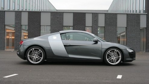 Audi heeft blijkbaar geen al te groot vertrouwen in de toekomst van het Lamborghini, waarvan het al geruime tijd eigenaar is. Want op basis van de Gallardo brengt Audi nu de R8 uit om zelf ook in deze
