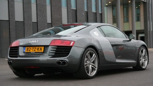 Audi heeft blijkbaar geen al te groot vertrouwen in de toekomst van het Lamborghini, waarvan het al geruime tijd eigenaar is. Want op basis van de Gallardo brengt Audi nu de R8 uit om zelf ook in deze