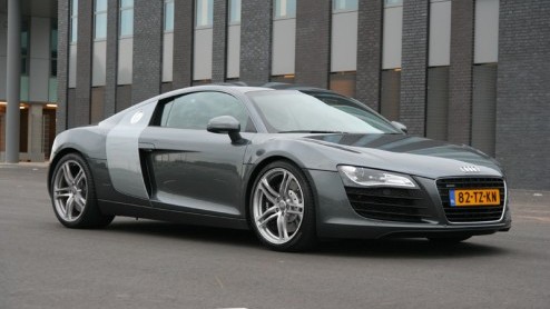 Audi heeft blijkbaar geen al te groot vertrouwen in de toekomst van het Lamborghini, waarvan het al geruime tijd eigenaar is. Want op basis van de Gallardo brengt Audi nu de R8 uit om zelf ook in deze