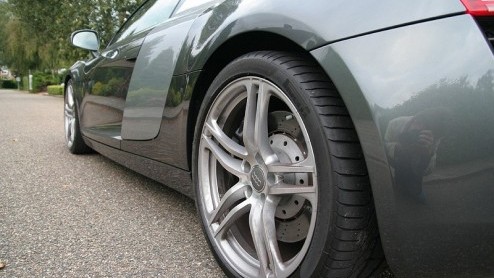 Audi heeft blijkbaar geen al te groot vertrouwen in de toekomst van het Lamborghini, waarvan het al geruime tijd eigenaar is. Want op basis van de Gallardo brengt Audi nu de R8 uit om zelf ook in deze