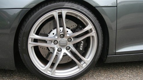 Audi heeft blijkbaar geen al te groot vertrouwen in de toekomst van het Lamborghini, waarvan het al geruime tijd eigenaar is. Want op basis van de Gallardo brengt Audi nu de R8 uit om zelf ook in deze