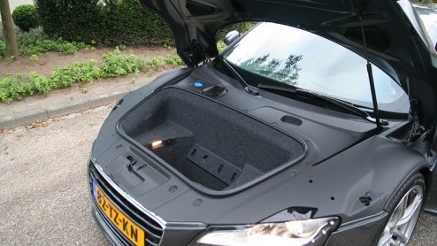 Audi heeft blijkbaar geen al te groot vertrouwen in de toekomst van het Lamborghini, waarvan het al geruime tijd eigenaar is. Want op basis van de Gallardo brengt Audi nu de R8 uit om zelf ook in deze