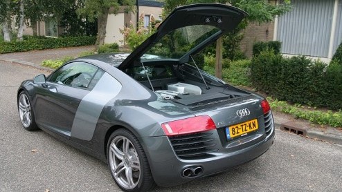Audi heeft blijkbaar geen al te groot vertrouwen in de toekomst van het Lamborghini, waarvan het al geruime tijd eigenaar is. Want op basis van de Gallardo brengt Audi nu de R8 uit om zelf ook in deze