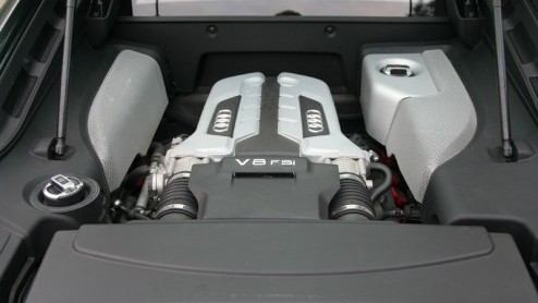 Audi heeft blijkbaar geen al te groot vertrouwen in de toekomst van het Lamborghini, waarvan het al geruime tijd eigenaar is. Want op basis van de Gallardo brengt Audi nu de R8 uit om zelf ook in deze