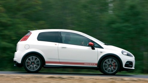 Abarth is terug. Fiat heeft de befaamde tuningfirma nieuw leven ingeblazen en het bedrijf zelfs tot een heus automerk verheven. Hun eersteling, de Grande Punto Abarth, belooft veel  en er komt ook al