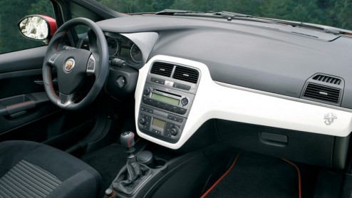 Abarth is terug. Fiat heeft de befaamde tuningfirma nieuw leven ingeblazen en het bedrijf zelfs tot een heus automerk verheven. Hun eersteling, de Grande Punto Abarth, belooft veel  en er komt ook al