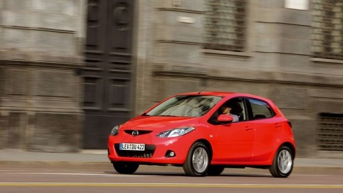 Het begint erop te lijken dat de trend naar alsmaar grotere en vooral zwaardere autos op zn retour is. Enkele weken konden we al kennis maken met de nieuwe Renault Laguna, die nog wel groter is maar