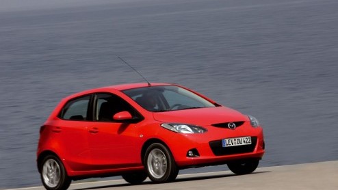 Het begint erop te lijken dat de trend naar alsmaar grotere en vooral zwaardere autos op zn retour is. Enkele weken konden we al kennis maken met de nieuwe Renault Laguna, die nog wel groter is maar