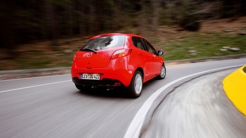 Het begint erop te lijken dat de trend naar alsmaar grotere en vooral zwaardere autos op zn retour is. Enkele weken konden we al kennis maken met de nieuwe Renault Laguna, die nog wel groter is maar