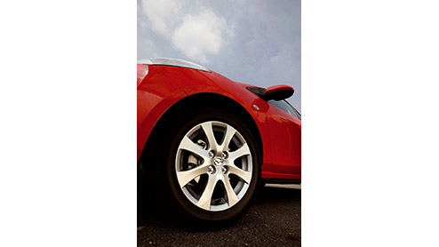 Het begint erop te lijken dat de trend naar alsmaar grotere en vooral zwaardere autos op zn retour is. Enkele weken konden we al kennis maken met de nieuwe Renault Laguna, die nog wel groter is maar
