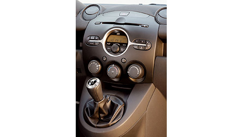 Het begint erop te lijken dat de trend naar alsmaar grotere en vooral zwaardere autos op zn retour is. Enkele weken konden we al kennis maken met de nieuwe Renault Laguna, die nog wel groter is maar