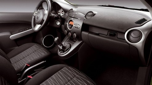 Het begint erop te lijken dat de trend naar alsmaar grotere en vooral zwaardere autos op zn retour is. Enkele weken konden we al kennis maken met de nieuwe Renault Laguna, die nog wel groter is maar