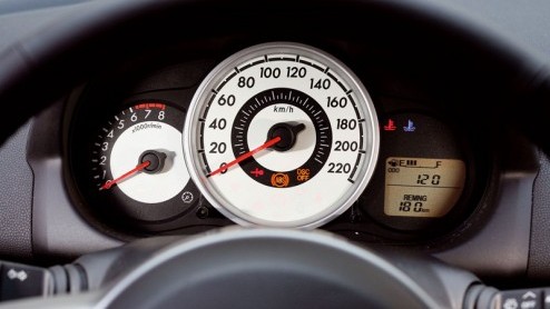 Het begint erop te lijken dat de trend naar alsmaar grotere en vooral zwaardere autos op zn retour is. Enkele weken konden we al kennis maken met de nieuwe Renault Laguna, die nog wel groter is maar