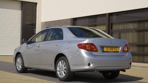 De Toyota Corolla moest aanvankelijk wijken voor de hatchback Auris, die beter op de West-Europese wensen is toegesneden. Maar nu is de Corolla als sedan toch weer terug en hij is beter dan ooit.