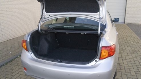 De Toyota Corolla moest aanvankelijk wijken voor de hatchback Auris, die beter op de West-Europese wensen is toegesneden. Maar nu is de Corolla als sedan toch weer terug en hij is beter dan ooit.
