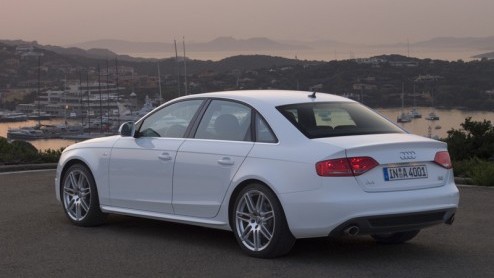 Audi heeft de A4 helemaal vernieuwd. En nogal ingrijpend ook want, de al jaren in gebruik zijnde motor-layout is drastisch aangepast door de vooras te verplaatsen. Daardoor is de het gewicht voortaan 
