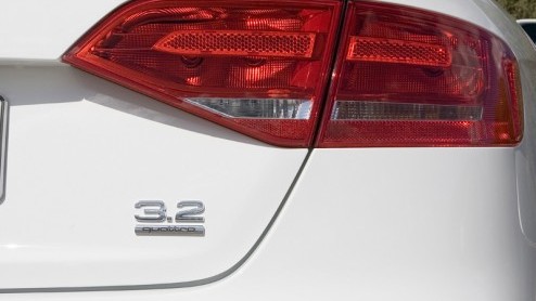 Audi heeft de A4 helemaal vernieuwd. En nogal ingrijpend ook want, de al jaren in gebruik zijnde motor-layout is drastisch aangepast door de vooras te verplaatsen. Daardoor is de het gewicht voortaan 