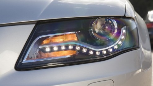Audi heeft de A4 helemaal vernieuwd. En nogal ingrijpend ook want, de al jaren in gebruik zijnde motor-layout is drastisch aangepast door de vooras te verplaatsen. Daardoor is de het gewicht voortaan 