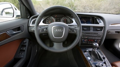 Audi heeft de A4 helemaal vernieuwd. En nogal ingrijpend ook want, de al jaren in gebruik zijnde motor-layout is drastisch aangepast door de vooras te verplaatsen. Daardoor is de het gewicht voortaan 