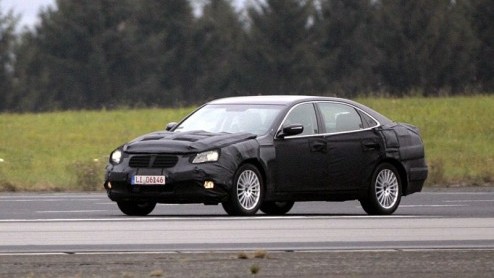 Een Hyundai sedan van flink formaat, dat is de scoop die we deze keer in handen hebben. Blijkbaar werken de Koreanen aan een nog grotere sedan dan de Genesis, die al eerder werd voorgesteld. De kans d
