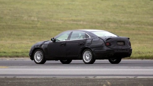 Een Hyundai sedan van flink formaat, dat is de scoop die we deze keer in handen hebben. Blijkbaar werken de Koreanen aan een nog grotere sedan dan de Genesis, die al eerder werd voorgesteld. De kans d