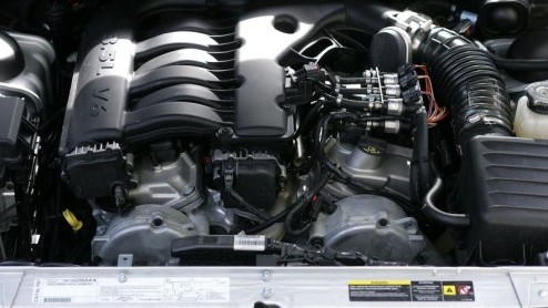 Speciaal om de zakelijke rijder tegemoet te komen, levert Chrysler naast de al eerder geïntroduceerde 3.0 diesel nog een alternatief voor deze markt. De 2.7 en 3.5 liter V6 kunnen vanaf nu ook be