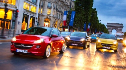 Enkele maanden geleden konden we op het testterrein van Opel in Rsselsheim voorproeven aan nieuwe Opel motoren- en bakcombinaties. Een nieuwe, aluminium 1.0 liter driecilinder bijt het spit af.