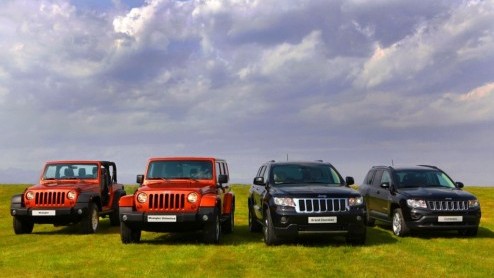 Krap twee jaar geleden begonnen de eerste verkennende gesprekken tussen de Chrysler- en Fiat groep, nu zijn de Lancia en Jeep dealers klaar voor de toekomst. Een reeks nieuwe modellen van beide merken
