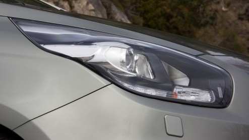 Autotest nieuwe Kia Carens, een MPV met standaard zevenzitplaatsen en verrassend goed rijgedrag.