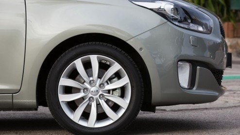 Autotest nieuwe Kia Carens, een MPV met standaard zevenzitplaatsen en verrassend goed rijgedrag.