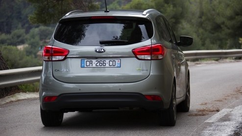 Autotest nieuwe Kia Carens, een MPV met standaard zevenzitplaatsen en verrassend goed rijgedrag.