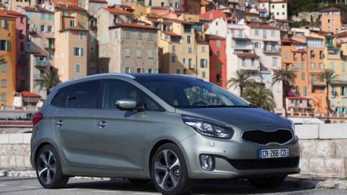 Autotest nieuwe Kia Carens, een MPV met standaard zevenzitplaatsen en verrassend goed rijgedrag.