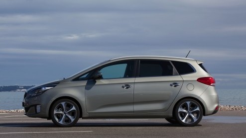 Autotest nieuwe Kia Carens, een MPV met standaard zevenzitplaatsen en verrassend goed rijgedrag.