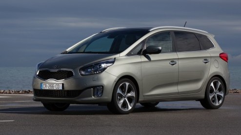Autotest nieuwe Kia Carens, een MPV met standaard zevenzitplaatsen en verrassend goed rijgedrag.