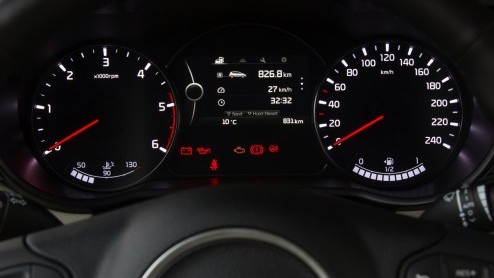 Autotest nieuwe Kia Carens, een MPV met standaard zevenzitplaatsen en verrassend goed rijgedrag.