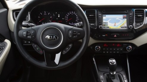 Autotest nieuwe Kia Carens, een MPV met standaard zevenzitplaatsen en verrassend goed rijgedrag.